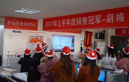  短信公司哪家好？看這里-驚現“大胖子圣誕老人”，萬商超信圣誕突襲送福利